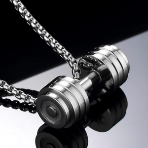 Collana con ciondolo a manubrio in acciaio inossidabile lucido per fitness su sfondo nero