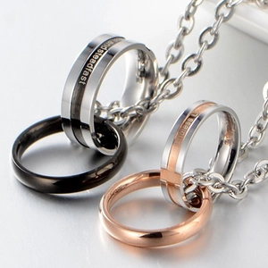 Collane con cerchi intrecciati lucidi e incisioni real and steadfast e endless love di stile