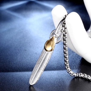 Vintage Federanhänger aus Titanstahl in Silber mit Goldakzent an dicker Halskette