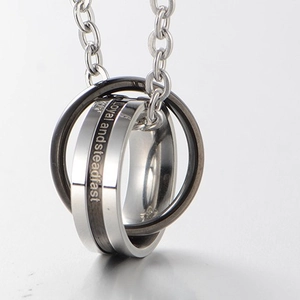 Collana minimalista con due anelli intrecciati e incisione Loyal and steadfast per coppie