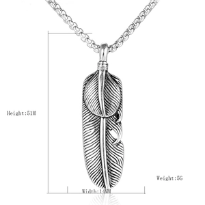 Collier pendentif plume en argent vintage avec gravure fine et mesure de 51mm de hauteur