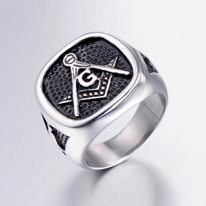 Détail de la bague maçonnique en acier titane avec le symbole de l'équerre et du compas G
