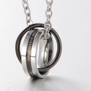Collana con ciondoli ad anelli intrecciati argento e nero con incisione lealtà