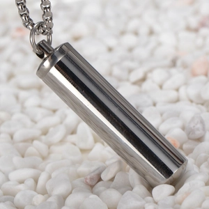 Collana con ciondolo a bottiglia di profumo cilindrica in acciaio inox su pietre