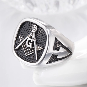 Bague maçonnique en acier inoxydable poli avec symbole G noir et face carrée