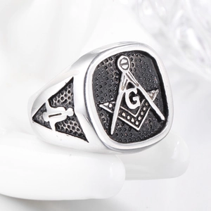 Gros plan détaillé d'une bague maçonnique en acier inoxydable noir et argent avec équerre