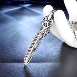Vintage Feder Anhänger Halskette mit feiner Textur aus robustem Titanstahl