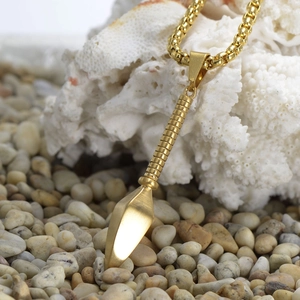 Collana con ciondolo a punta di lancia dorata in acciaio inossidabile per fitness uomo