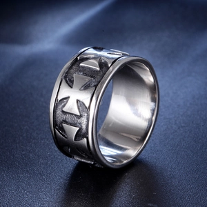 Bague large vintage en acier inoxydable avec relief croix noire et finition rétro