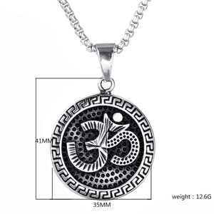 Détail macro du pendentif Om en acier titane vintage avec dimensions de 41mm par 35mm
