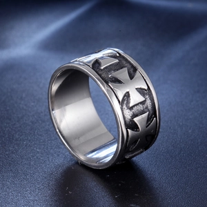 Bague large vintage en acier inoxydable avec motifs de croix de malte en relief