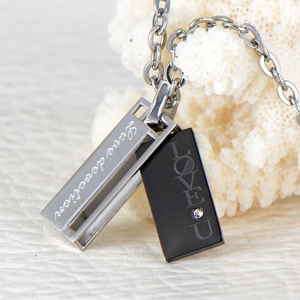 Koppel ketting met rechthoekige stalen hanger en Love devotion gravure in zilver