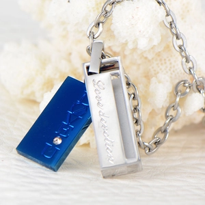 Titanium stalen staafketting met Love Devotion gravure en een blauwe kristallen hanger