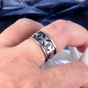 Gros plan détaillé d'une bague rétro en acier titane avec motif de croix en relief