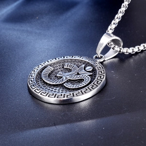 Pendentif Om vintage en acier titane avec motif grec sur fond en cuir bleu foncé