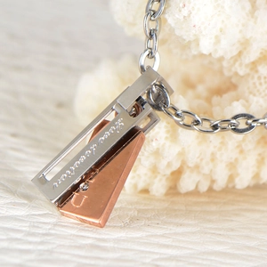 Staaf hanger ketting in titanium staal met Love devotion gravure en kleine strassteen