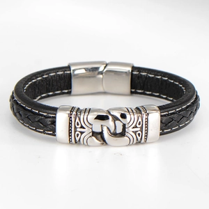 Bracelet pour homme en cuir tressé noir avec boucle en acier inoxydable argenté sur blanc