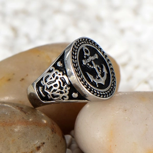 Chevalière homme en acier inoxydable avec relief ancre et motifs nautiques sur galet