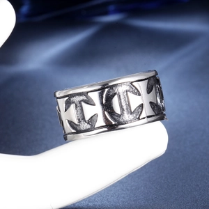 Bague vintage pour hommes en acier inoxydable avec motif de croix en relief noir