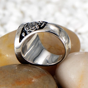 Bague ancre en acier inoxydable avec gravure totem noire sur galets polis