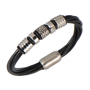 Détail d'un bracelet en cuir pour homme avec perles gravées et fermoir magnétique