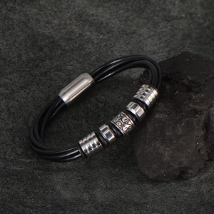 Bracelet multicouche en cuir noir pour hommes avec perles argentées gravées sur pierre