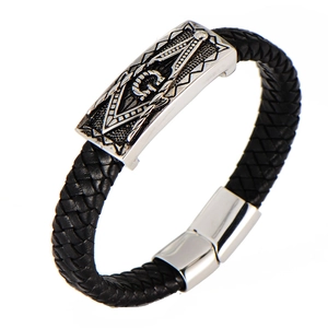 Dettaglio incisione massonica su bracciale da uomo in pelle nera intrecciata con chiusura