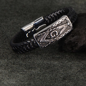 Bracciale da uomo in pelle intrecciata con placca in argento e simboli massonici