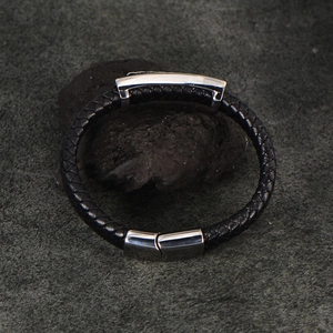 Bracciale da uomo in pelle intrecciata con chiusura in acciaio inox e placca d'argento