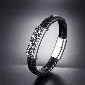 Bracelet pour homme en cuir tressé noir avec relief tête de mort et fermoir magnétique
