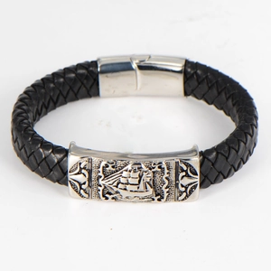 Bracelet tressé pour homme en cuir noir avec breloque vintage de voilier argenté