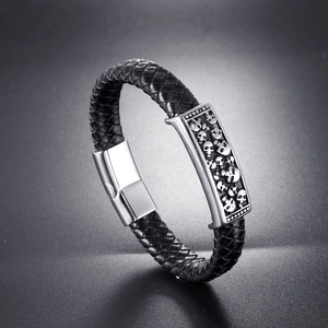 Bracelet pour homme en cuir tressé noir avec plaque en métal argenté et crânes gravés