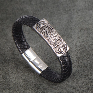Bracelet en cuir tressé pour hommes avec voilier gravé sur une plaque en métal argenté