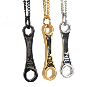 Détail de pendentifs clé à molette en acier inoxydable 316L en finitions noir, or et argent
