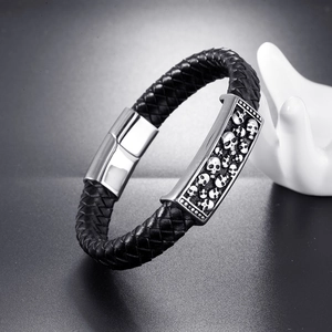 Bracelet pour hommes en cuir tressé noir avec des motifs de crânes en acier inoxydable