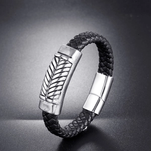 Bracelet en cuir tressé noir avec ornement en métal à motif de feuilles et fermoir