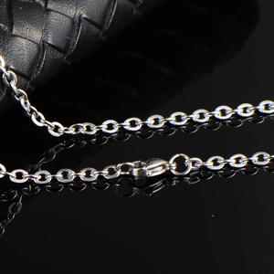 Collier à maillons ovales en acier inoxydable poli avec fermoir mousqueton sûr sur fond noir