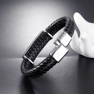 Bracelet pour homme en cuir tressé noir avec breloques crânes et fermoir magnétique