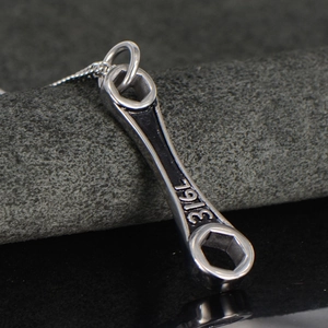 Collier avec pendentif clé à molette en acier inoxydable 316L style industriel