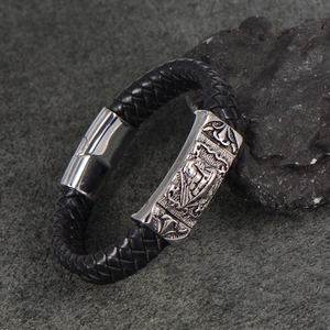 Bracelet en cuir tressé pour homme avec plaque blason argentée sur fond en pierre sombre
