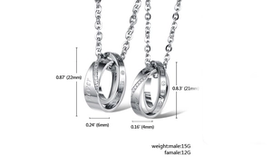 Détail de colliers pour couple à double anneau entrelacé avec gravure Love eternity