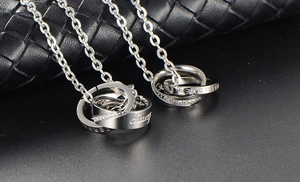 Collier couple aux anneaux entrelacés minimalistes avec gravure Eternal Love élégante