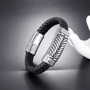 Bracelet tressé en cuir pour homme avec gravure de plume détaillée en acier inoxydable