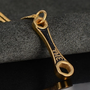 Pendentif clé à molette en acier titane doré avec émail noir pour hommes
