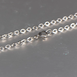 Collier à mailles O en acier inoxydable poli avec détail de fermoir mousqueton sûr