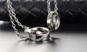 Pendentif deux anneaux entrelacés argentés avec cristaux et gravure Eternal Love