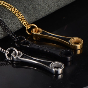 Collier pendentif clé anglaise pour homme en acier titane or noir et argenté