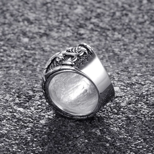 Men's retro stainless steel anchor ring with vintage punk skull relief on black background
