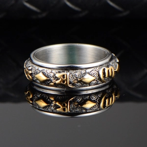 Vue macro de la bague rotative avec mantra bouddhiste sur une surface miroir noire