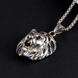Collar para hombre con colgante de cabeza de león en acero de titanio y acabado plata vieja